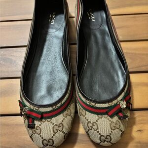 Gucci Women's Tan and Black Signature Flats